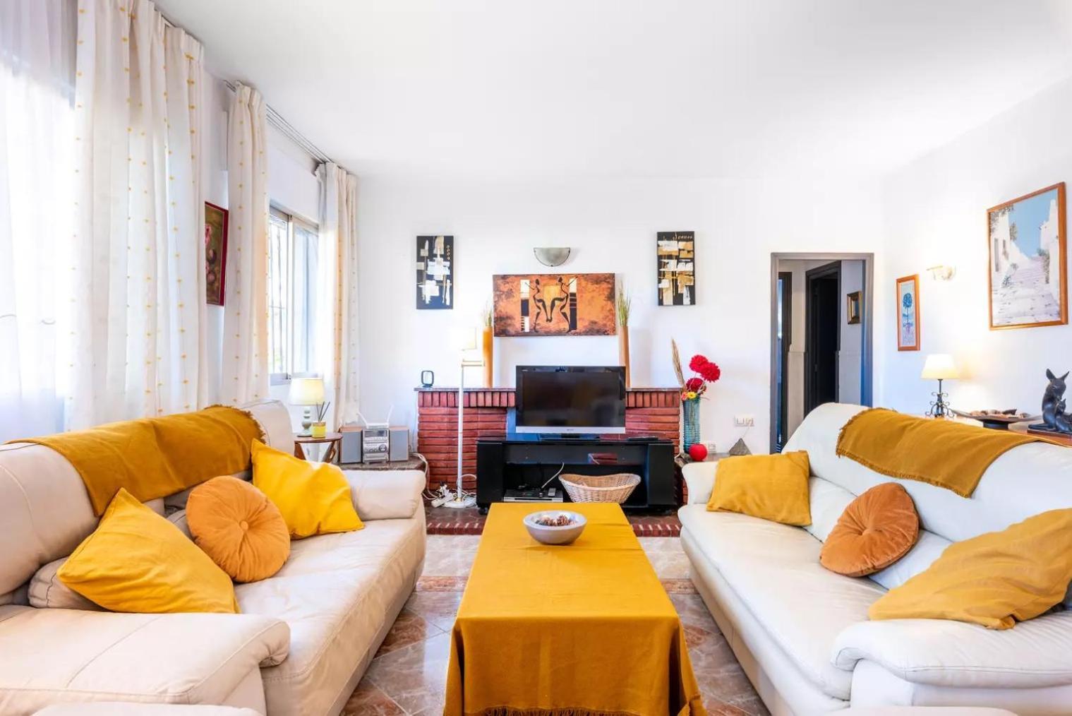 4 Bedroom 6 Guests 60m From *